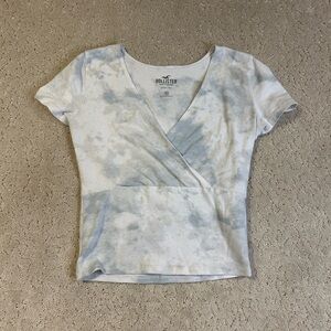 Hollister Women's Lightwash White & Blue Baby Tee V-Neck Size XS